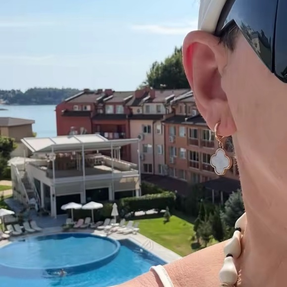 Clover Earrings Elegant Two-Sided Four-Leaf Clover Earrings – Gold Plated - Picture 4 of 15